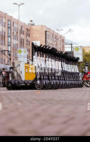 Düsseldorf, Deutschland. Oktober 2020. Die E-Scooter der Vogelmarke befinden sich in der Nähe des Hauptbahnhofs im Stadtzentrum (Themenbild, Symbolbild). Düsseldorf, 9. Oktober 2020 Quelle: dpa/Alamy Live News Stockfoto