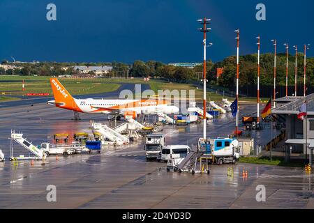 7. Oktober 2020, Berlin, am Flughafen Berlin-Tegel "Otto Lilienthal" ist derzeit - trotz Corona - im laufenden Betrieb mit verschiedenen Starts und Landungen. Eine easyJet Airline Company PLC Maschine auf dem Flugplatz. Der Flugbetrieb soll am 8. November 2020 eingestellt werden, und der Flughafen soll im Mai 2021 endgültig geschlossen werden. Weltweite Nutzung Stockfoto