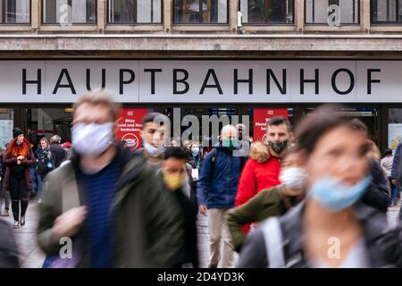 Düsseldorf, Deutschland. Oktober 2020. Am Hauptbahnhof in Dsssseldorf bitten die Deutschen Bahn-Schilder die Fahrgäste: "Bitte decken Sie Mund und Nase ab". Eine Maske ist auch in Fußgängerzonen und auf öffentlichen Plätzen erforderlich, wenn der R-Wert erhöht wird. (Themenbild, Symbolbild) Dsssseldorf, 09.10.2020 Quelle: dpa/Alamy Live News Stockfoto