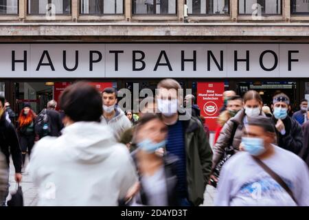 Düsseldorf, Deutschland. Oktober 2020. Am Hauptbahnhof in Dsssseldorf bitten die Deutschen Bahn-Schilder die Fahrgäste: "Bitte decken Sie Mund und Nase ab". Eine Maske ist auch in Fußgängerzonen und auf öffentlichen Plätzen erforderlich, wenn der R-Wert erhöht wird. (Themenbild, Symbolbild) Dsssseldorf, 09.10.2020 Quelle: dpa/Alamy Live News Stockfoto