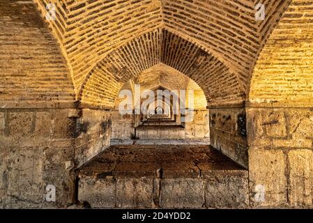 Khaju Brücke über Zayandeh Fluss, Isfahan, Iran Stockfoto