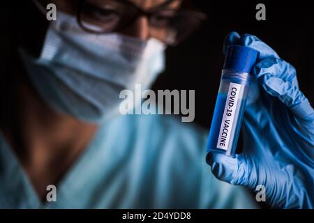 Konzeptionelles Bild einer Krankenschwester, die einen Empfänger mit dem Coronavirus COVID-19-Impfstoff hält. Stockfoto