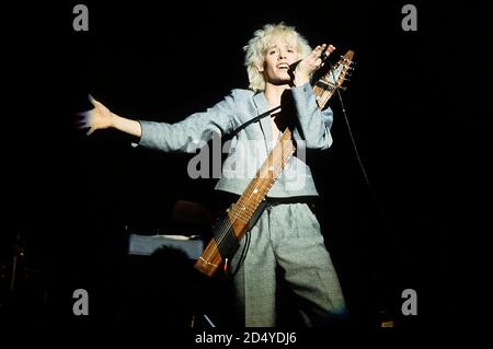 Nick Beggs aus Kajagoogoo live in Hammerswithh Odeon. London, 22. Mai 1984 – weltweite Nutzung Stockfoto