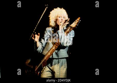 Nick Beggs aus Kajagoogoo live in Hammerswithh Odeon. London, 22. Mai 1984 – weltweite Nutzung Stockfoto