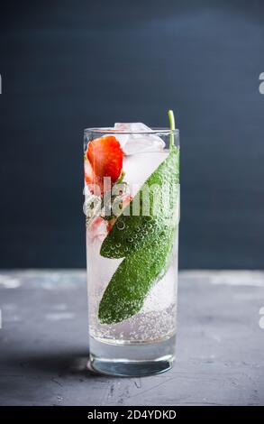 Frischer Cocktail mit reifen Erdbeeren- und Salbeiblättern. Selektiver Fokus. Stockfoto