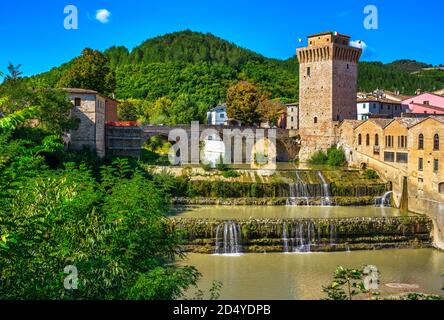 Römische Brücke, mittelalterlicher Turm und Metauro Fluss. Fermignano, Provinz Pesaro und Urbino, Region Marken, Italien, Europa. Stockfoto