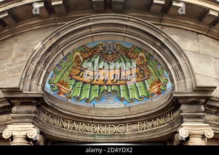 Mosaik mit dem Slogan 'Thrift is Blessing' am Eingang zur nun geschlossenen Fountainbridge-Filiale der TSB Bank, Edinburgh, Schottland. Stockfoto