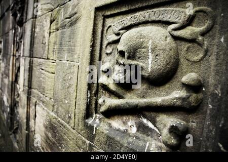 Memento Mori geschnitzt in Steinmauer in Greyfriars Kirkyard, Edinburgh, Schottland. Stockfoto