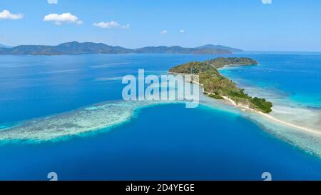 Tropische Inselarchipel in Port Barton, Palawan, Philippinen. Luftaufnahme Stockfoto