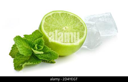 Limette, Minze und Eiswürfel isoliert auf weißem Hintergrund Stockfoto