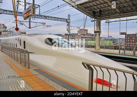 Shinkansen Zug Eingabe in Kyoto Bahnhof, Japan Stockfoto