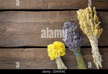 Verschiedene Bündel getrockneter Kräuter Stockfoto
