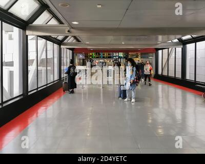 Lissabon / Portugal 09 25 2020: Innenansicht des Lissabonner Flughafengebäudes, mit Personen mit covid 19 Masken zu Fuß mit Koffern und Taschen und Restin Stockfoto