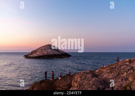 Fischerhafen und Felseninsel in Şile. Panoramablick auf Schwarzes Meer und Shile Burg Stockfoto