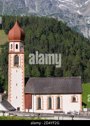 Kirche im Dorf Niederthai, Tirol, Österreich Stockfoto