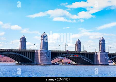 Türme und Longfellow Bridge über den Charles River in Boston Massachusetts, USA Stockfoto