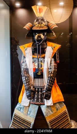 Originale mittelalterliche japanische Samurai-Rüstung (yoroi) im Museum. Stockfoto