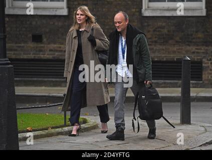 Hochrangiger Berater des Premierministers Dominic Cummings und der britische Regierungsberater Cleo Watson kommen in Downing Street London vor einer Sitzung des Regierungsnotstandskomitees Cobra an, um Gebiete zu diskutieren, die unter einem Anstieg von Covid-19 leiden, und Maßnahmen zur Bekämpfung der Ausbreitung des Virus. Stockfoto