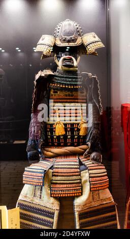 Originale mittelalterliche japanische Samurai-Rüstung (yoroi) im Museum. Stockfoto