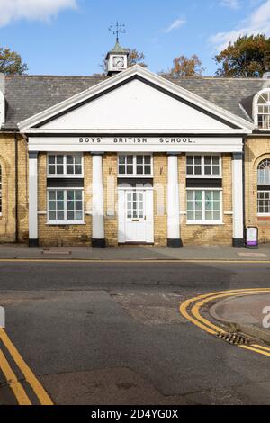 Historisches Gebäude aus dem Jahr 1828 Boys' British School, Saffron Walden, Essex, England, Großbritannien Stockfoto