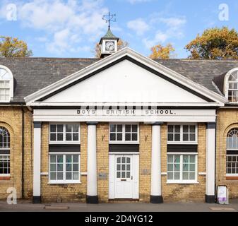 Historisches Gebäude aus dem Jahr 1828 Boys' British School, Saffron Walden, Essex, England, Großbritannien Stockfoto