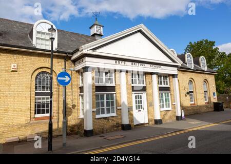 Historisches Gebäude aus dem Jahr 1828 Boys' British School, Saffron Walden, Essex, England, Großbritannien Stockfoto