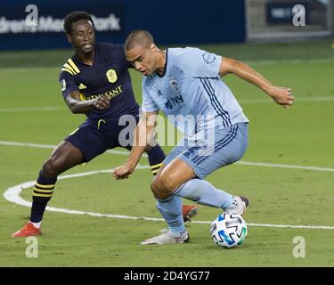 Kansas City, Kansas, USA. Oktober 2020. Sportlicher KC-Verteidiger Winston Reid #22 (r) manövriert die Verteidigung gegen Nashville SC Vorwärts Abu Danladi #7 (l) in der ersten Spielhälfte. Kredit: Serena S.Y. Hsu/ZUMA Wire/Alamy Live News Stockfoto