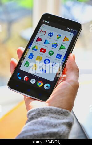 Nahaufnahme einer älteren Frau, die ein Vodafone-Mobiltelefon mit Apps hält. Stockfoto
