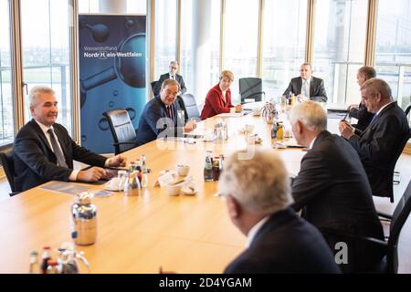 Düsseldorf, Deutschland. Oktober 2020. Armin Laschet (CDU, M), Ministerpräsident von Nordrhein-Westfalen, und Andreas Pinkwart (FDP, l), Wirtschaftsminister von Nordrhein-Westfalen, sitzen zusammen mit Martina Merz, Vorstandsvorsitzende von thyssenkrupp, bei einer hochkarätigen Diskussion zum Thema Wasserstoff. Auf dem Treffen werden die Unternehmer unter anderem ein Papier mit Wasserstoffprojekten vorstellen. Quelle: Marcel Kusch/dpa/Alamy Live News Stockfoto