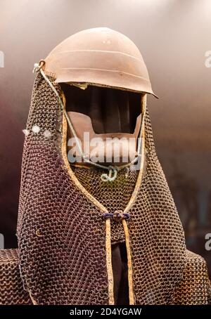 Originale mittelalterliche japanische Samurai-Rüstung (yoroi) im Museum. Samurai-Helm. Stockfoto