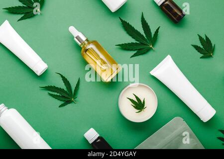 Hanf cbd Öl Serum in Glasflasche mit Cannabisblättern, Feuchtigkeitscreme, Serum, Lotion, ätherisches Öl. Cannabisblatt mit Hautpflege Stockfoto