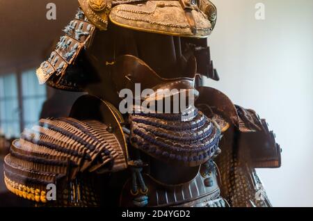 Originale mittelalterliche japanische Samurai-Rüstung (yoroi) im Museum. Samurai-Helm. Stockfoto