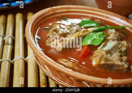 Marathi Tambda Rassa, authentisches Kolhapuri nicht vegetarisches rotes Currygericht Stockfoto