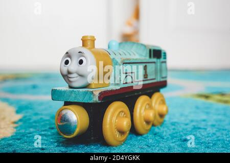 POZNAN, POLEN - 19. Feb 2017: Hölzerne Thomas und Friend Spielzeuglokomotive auf blauem Teppich in sanftem Fokus Stockfoto