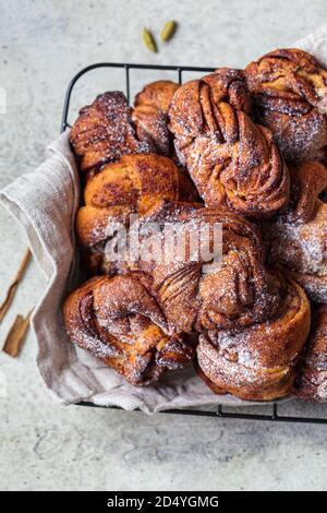 Schwedische Brötchen mit Kardamom und Zimt, heller Hintergrund. Skandinavisches Küchenkonzept. Stockfoto