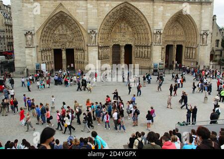 Paris. Menschenmenge vor Notre-Dame de Paris in Paris. Unsere Liebe Frau von Paris. Stockfoto