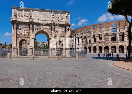 Bogen von Konstantin und Kolosseum in der Stadt Rom, Italien. Alte Wahrzeichen der Stadt von Piazza del Arco di Costantino Platz. Stockfoto