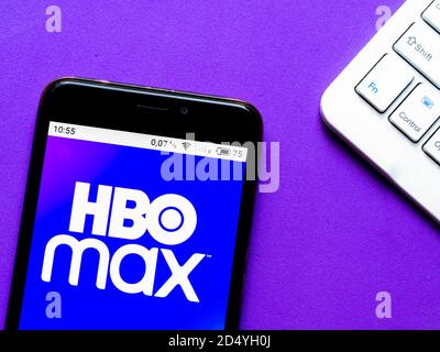 In dieser Abbildung ist ein HBO Max: Stream TV & Movies Gerät von WarnerMedia Logo auf einem Smartphone angezeigt zu sehen Stockfoto