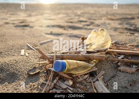 Schmutzige alte Plastikflasche Müll auf Meeresküste Ökosystem, Umwelt entsorgt Umweltverschmutzung Stockfoto