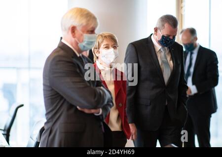 Düsseldorf, Deutschland. Oktober 2020. Rolf Martin Schmitz, CEO von RWE (vorne), startet gemeinsam mit Martina Merz, CEO von thyssenkrupp, unter einem Kreis weiterer Unternehmer eine hochkarätige Diskussion zum Thema Wasserstoff. Auf dem Treffen werden die Unternehmer unter anderem ein Papier mit Wasserstoffprojekten vorstellen. Quelle: Marcel Kusch/dpa/Alamy Live News Stockfoto