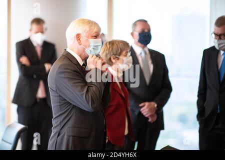 Düsseldorf, Deutschland. Oktober 2020. Rolf Martin Schmitz, CEO von RWE (vorne), startet gemeinsam mit Martina Merz, CEO von thyssenkrupp, unter einem Kreis weiterer Unternehmer eine hochkarätige Diskussion zum Thema Wasserstoff. Auf dem Treffen werden die Unternehmer unter anderem ein Papier mit Wasserstoffprojekten vorstellen. Quelle: Marcel Kusch/dpa/Alamy Live News Stockfoto