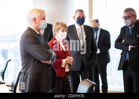 Düsseldorf, Deutschland. Oktober 2020. Rolf Martin Schmitz, CEO von RWE (vorne), startet gemeinsam mit Martina Merz, CEO von thyssenkrupp, unter einem Kreis weiterer Unternehmer eine hochkarätige Diskussion zum Thema Wasserstoff. Auf dem Treffen werden die Unternehmer unter anderem ein Papier mit Wasserstoffprojekten vorstellen. Quelle: Marcel Kusch/dpa/Alamy Live News Stockfoto