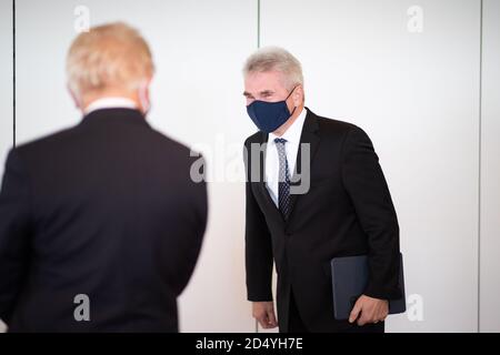 Düsseldorf, Deutschland. Oktober 2020. Andreas Pinkwart (FDP, r), Wirtschaftsminister des Landes Nordrhein-Westfalen, spricht vor einem hochkarätigen Treffen zum Thema Wasserstoff. Auf dem Treffen werden die Unternehmer unter anderem ein Papier mit Wasserstoffprojekten vorstellen. Quelle: Marcel Kusch/dpa/Alamy Live News Stockfoto