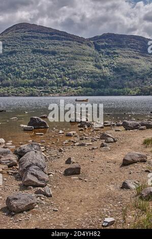 Kleines Boot auf Lough Lean in Irland. Lough Leane am Ring of Kerry, Irland. Bergsee in Irland. Stockfoto