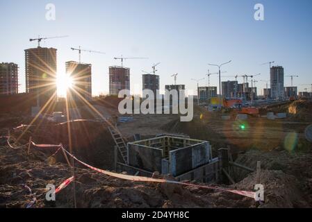 Verbindung eines Grabenabflusses mit einer Betonschachtkonstruktion auf der Baustelle. Betonstapel in Schalungsrahmen für Regenwasser und Unterholz zu konstruieren Stockfoto