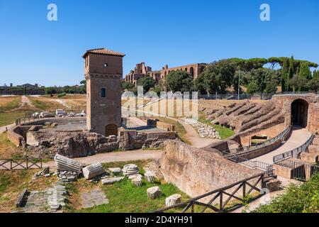 Circus Maximus (italienisch: Circo Massimo) antike Stadionruinen und mittelalterlicher Turm von Moletta in Rom, Italien Stockfoto