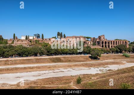 Stadt Rom in Italien, Circus Maximus (italienisch: Circo Massimo) antikes Stadion und Ruinen auf dem Palatin Stockfoto