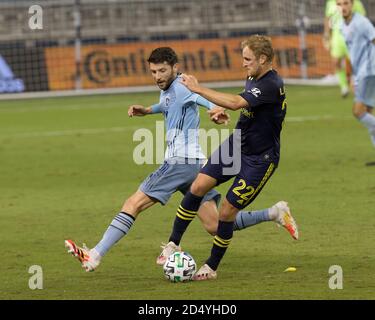 Kansas City, Kansas, USA. Oktober 2020. Sportlicher KC-Mittelfeldspieler Ilie Sanchez #6 (hinter-l) übt Druck auf die Offensive des Nashville SC-Mittelfeldspielers Matt LaGrassa aus #22 Credit: Serena S.Y. Hsu/ZUMA Wire/Alamy Live News Stockfoto