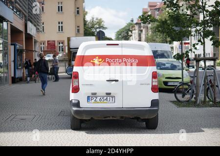 POZNAN, POLEN - 13. Jul 2017: Postauto Poczta Polska, geparkt beim Globis Bürogebäude im Stadtzentrum. Stockfoto