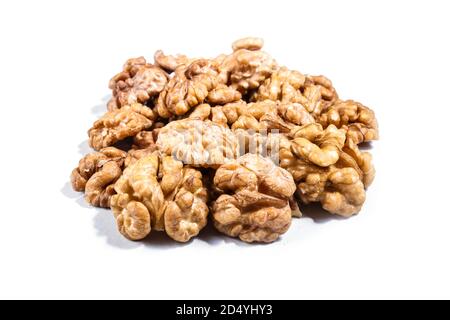 Haufen von Walnüssen isoliert auf weißem Hintergrund. Nahaufnahme. Stockfoto